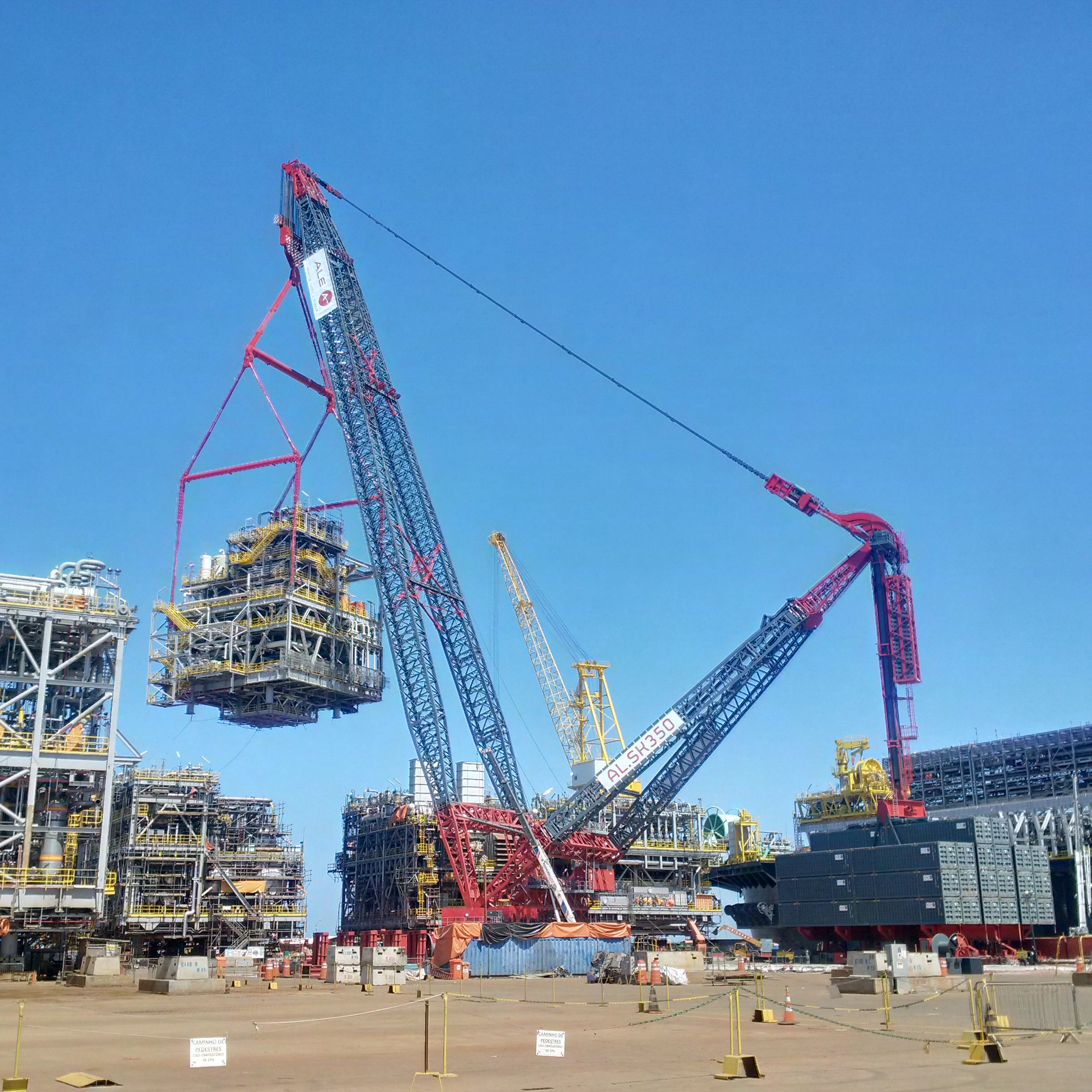 he world’s largest capacity land based crane, the AL.SK350, has performed its inaugural lifts in Brazil, using its 4,000t winch system and high speed slew.